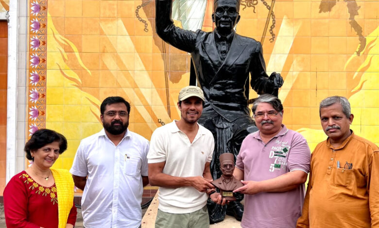 रणदीप हुड्डा ने स्वातंत्र्यवीर स्मारक का दौरा किया, सावरकर के परिवार से मुलाकात की